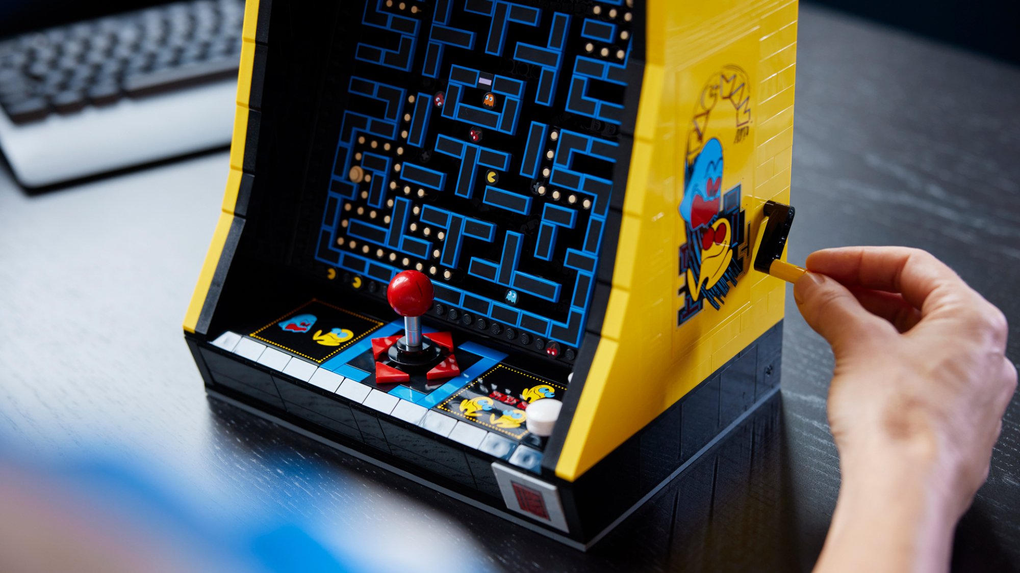 A Pac-Man arcade made of Lego.