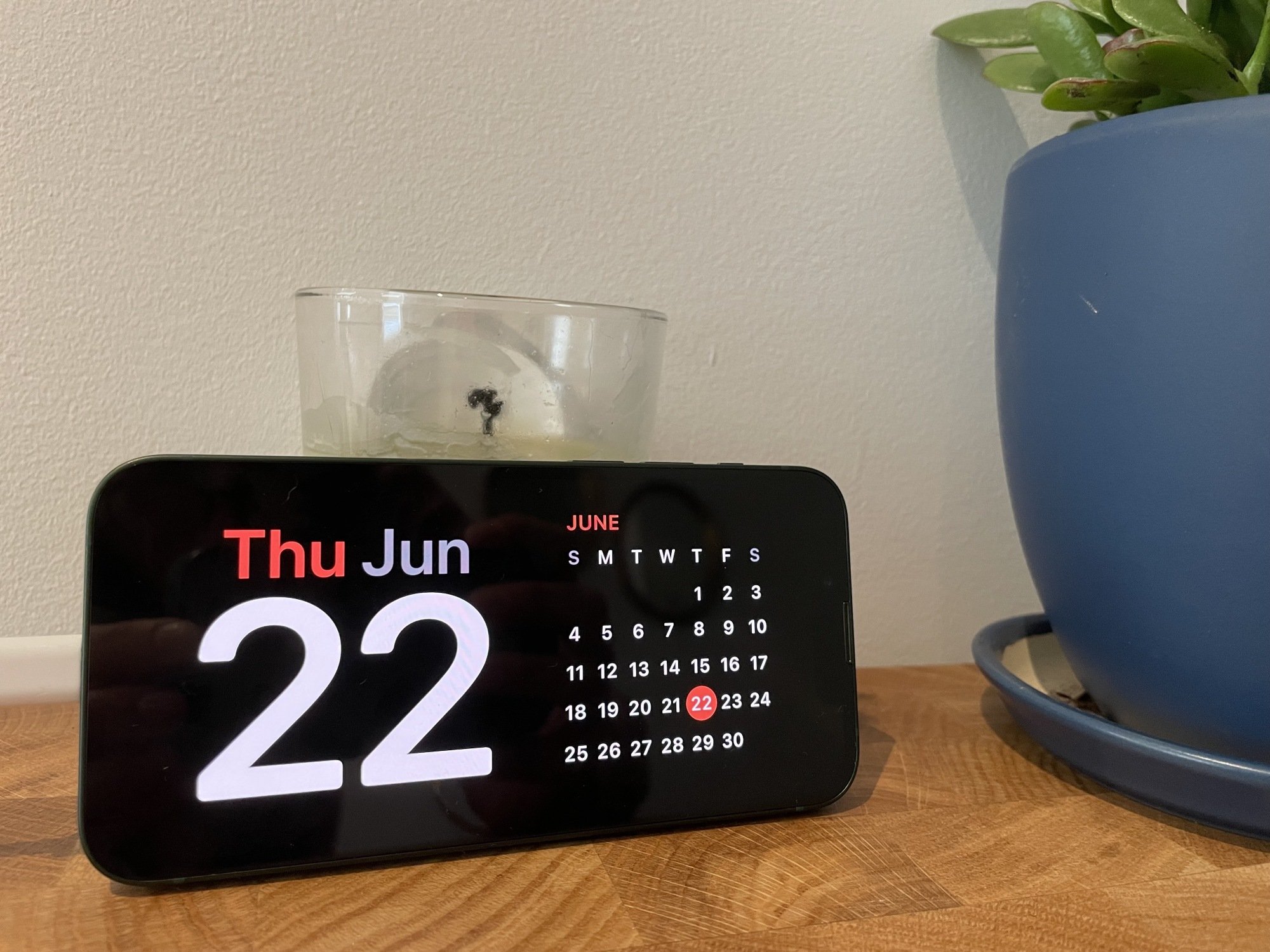 StandBy on iOS 17 showing the date and calendar