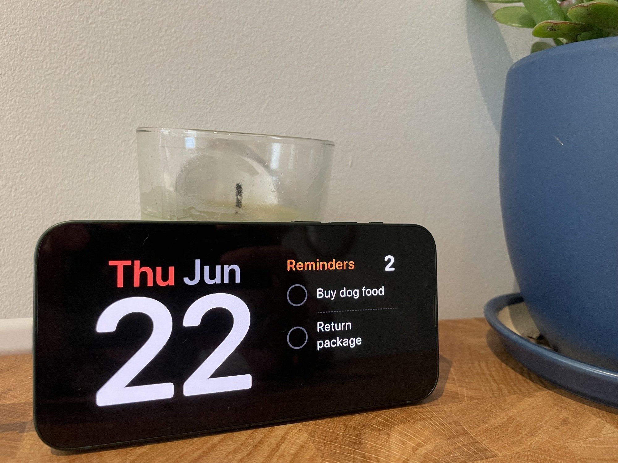 StandBy on iOS 17 showing the date and reminders