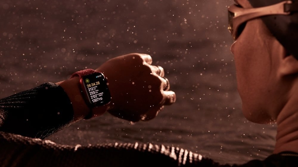 swimmer looking at apple watch series 9