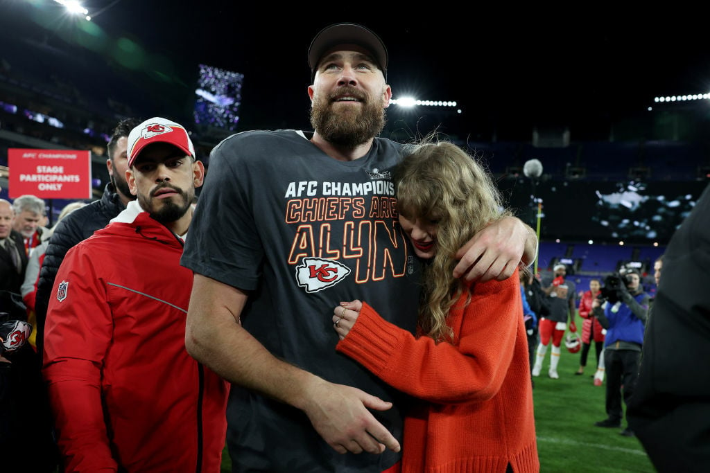 taylor swift hugging travis kelce on the field after the afc championship game