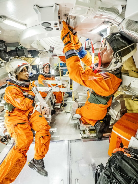 Astronauts testing Orion spacecraft docking hatch
