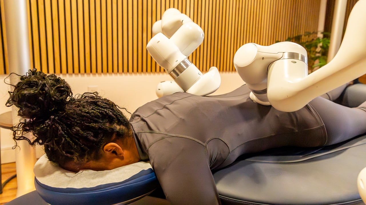 Mashable Tech Editor Kimberly Gedeon gets a robot massage
