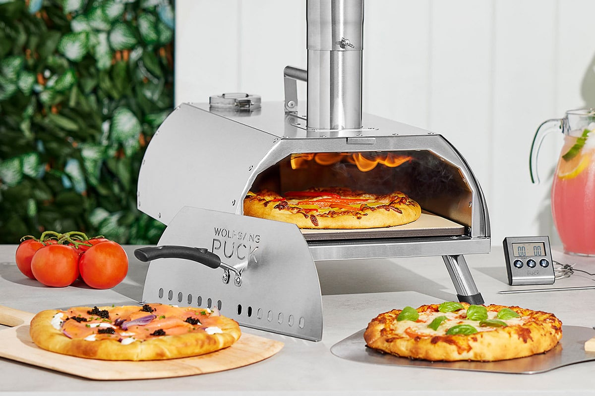 Pizza oven with pizzas