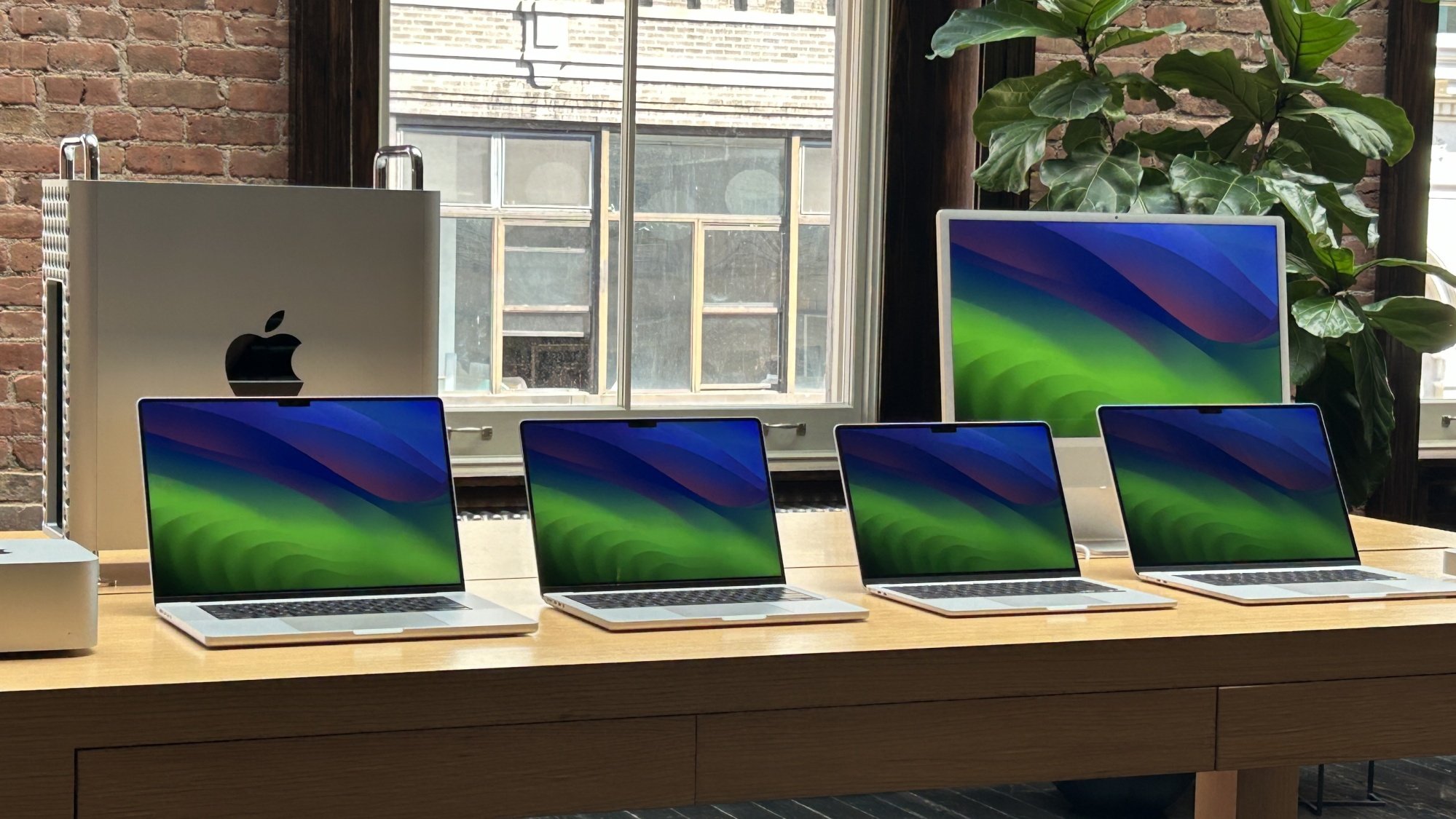 15-inch and 13-inch M3 MacBook Air models on a table