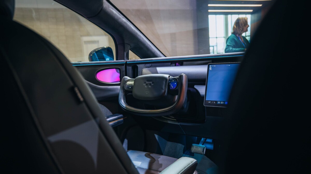 A photo of folding steering wheel.