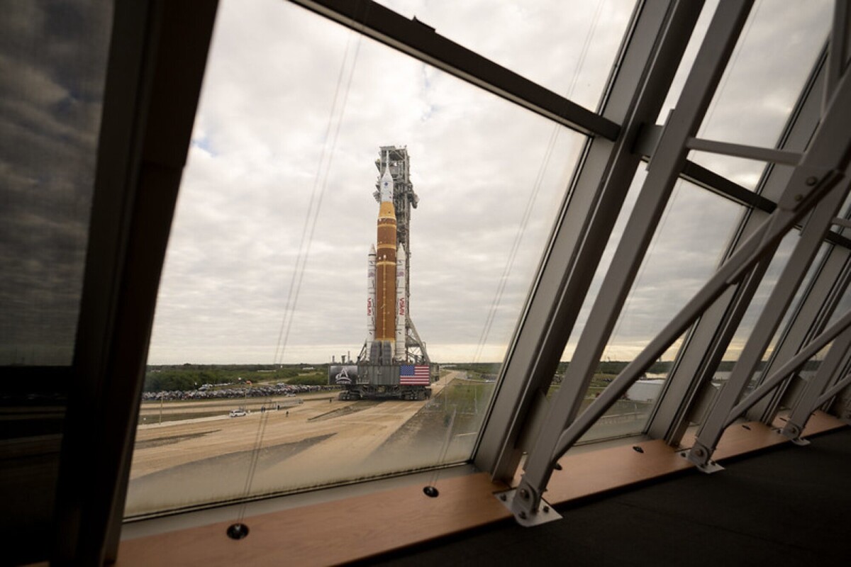 Artemis 2 SLS rocket rolling past the firing room on its way to the launchpad 39B  on Jan. 17, 2026