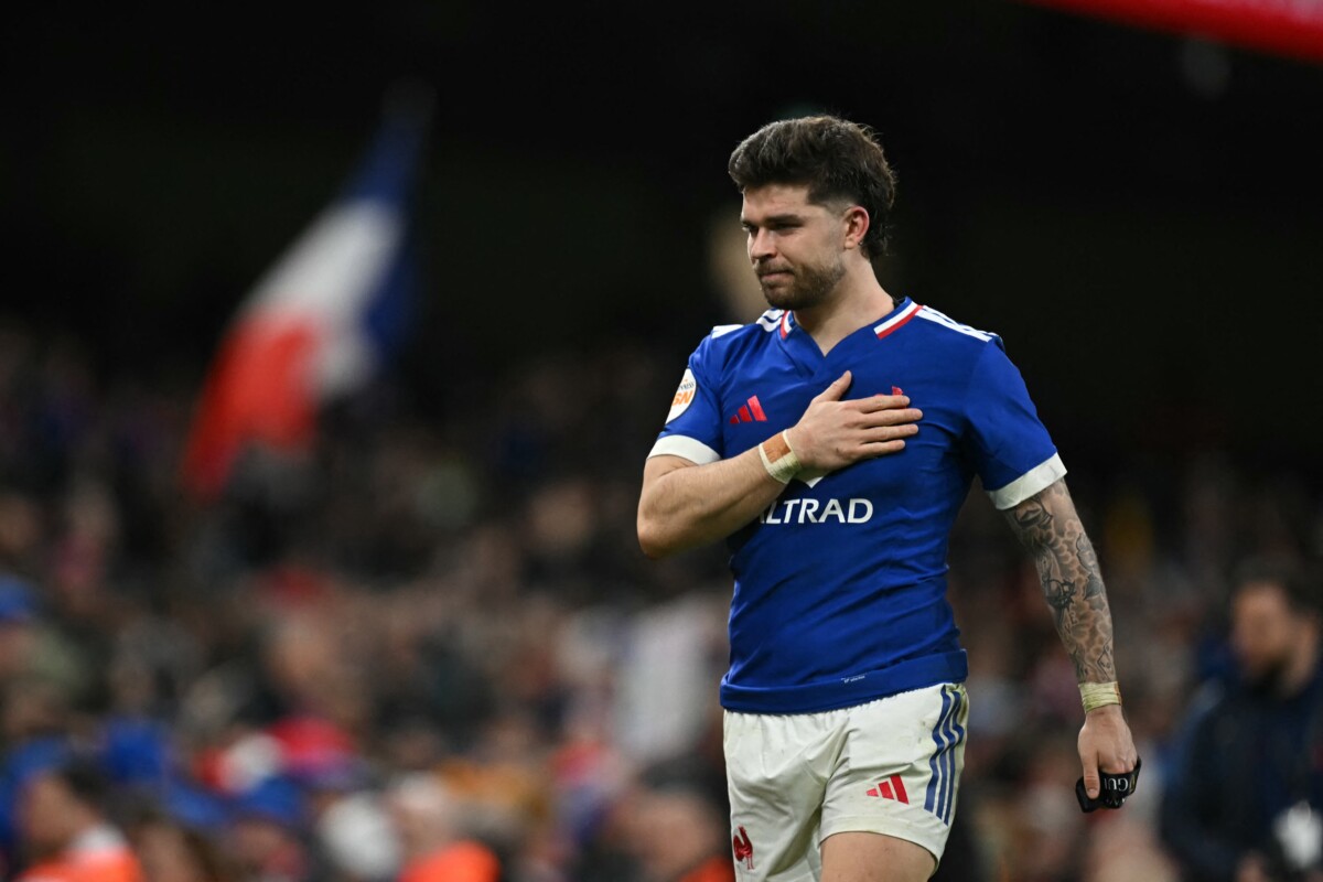 France's fly-half Matthieu Jalibert does a lap of honour